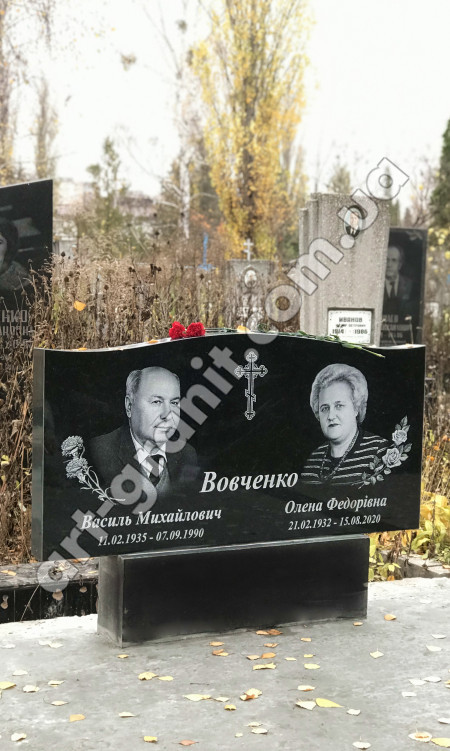 Двойной памятник из гранита для семьи Вовченко