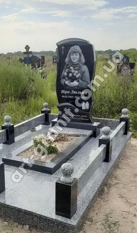 Гранітний пам'ятник для Віри Люльки