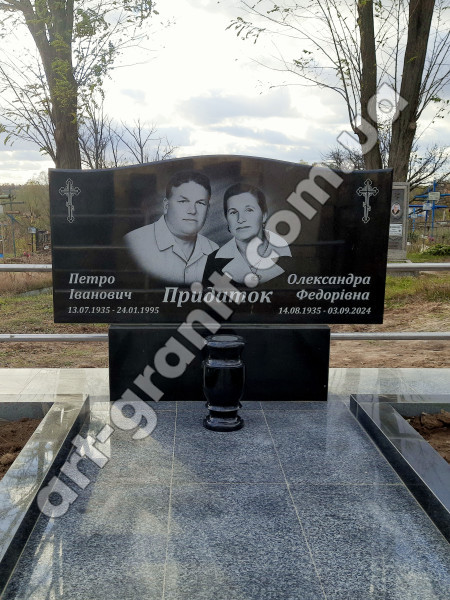 Гранітний пам'ятник для сім'ї Придаток
