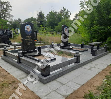 Гранітний пам'ятник для Дорош