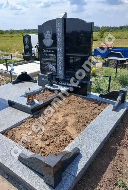 Гранітний пам'ятник для Осмоловських