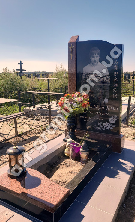 Гранітний пам'ятник для Байрамова