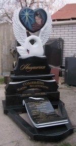 Памятник из гранита "Лебедь с сердцем" для Соловьёвой Е.В.