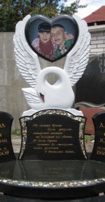 Памятник с инкрустацией (микс) с лебедем