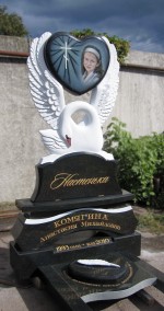 Памятник из гранита "Лебедь с сердцем" для Комягиной А.М.