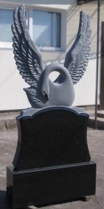 Памятник из гранита с лебедем